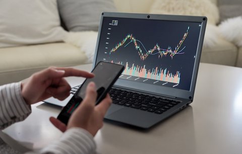 Druhá směna pro peníze: Jak budovat investiční portfolio bez celodenního sledování grafů