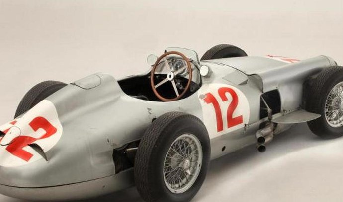 Formuli Mercedes-Benz W196R F1 z roku 1954, kterou jezdil Juan Manuel Fangio a na kontě má i několik vítězství, vydražil aukční dům Bonhams v roce 2013 za 29,6 mil. dolarů (640 mil. Kč).