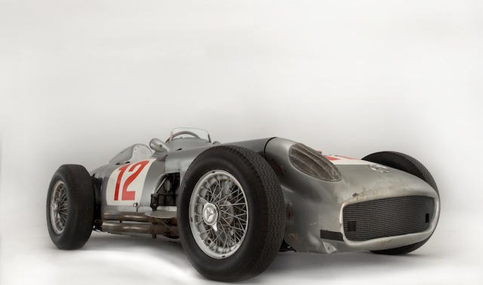 Formuli Mercedes-Benz W196R F1 z roku 1954, kterou jezdil Juan Manuel Fangio a na kontě má i několik vítězství, vydražil aukční dům Bonhams v roce 2013 za 29,6 mil. dolarů (640 mil. Kč).