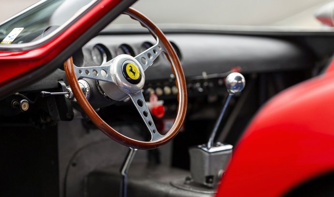 Ferrari 250 GTO z roku 1962 se prodalo v aukci domu RM Sotheby&#39;s v roce 2018 za neuvěřitelných 48,5 mil. dolarů (více jak jednu miliardu korun). Dosud jde o nejdražší vydražené auto.