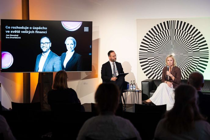 Eva Dvořáková z Investiky na konferenci Colors of Finance při rozhovoru s Janem Novotným, zástupcem šéfredaktora e15 Eva Dvořáková z Investiky na konferenci Colors of Finance při rozhovoru s Janem Novotným, zástupcem šéfredaktora e15