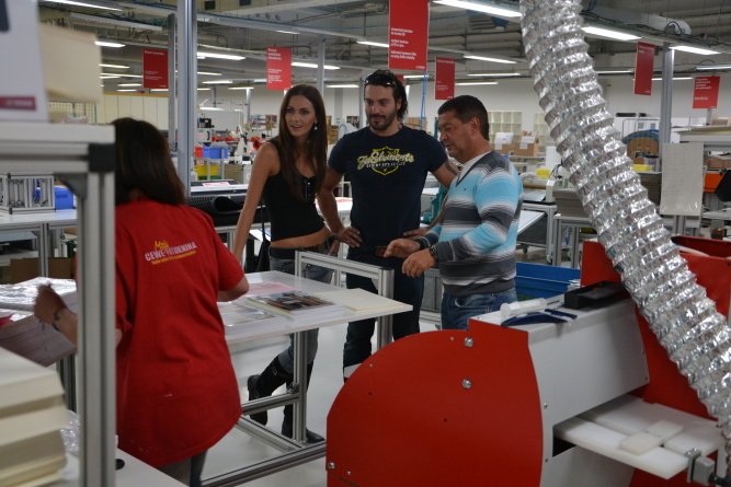 Noid s Eliškou si nadšeně prohlížejí novinku - fotoknihu s videem