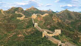 Velká čínská zeď je podle některých viditelná z vesmíru. Ať už je to jakkoli, pokud stojíte přímo na ní, nikdy nedohlédnete na její konec.