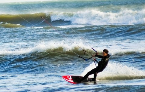 Moderním způsobem propojení surfu a Kitu je Kitesurfing. Kroužit kolem krásných pláží ale není tak snadné, jak by se mohlo zdát.