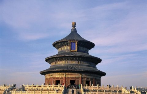 Chrám nebes je vedle Zakázaného města dalším unikátem Pekingu. Na širokém prostranství se dnes shromažďují turisté, dříve se tu mluvilo s bohy.