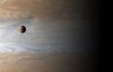 Io přelétá kolem Jupiteru