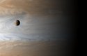Měsíc Io před Jupiterem