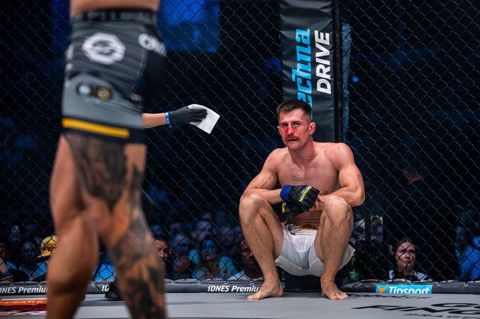 Kalašnik prohrál už v prvním kole. Novotný: Udělal obrovskou chybu. Vítěz nabízí odvetu Kalašnik prohrál už v prvním kole. Novotný: Udělal obrovskou chybu. Vítěz nabízí odvetu