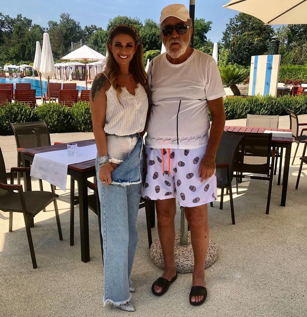 Rumunský legendární tenista Ion Tiriac a fotbalová agentka Anamaria Prodanová