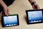 iPad Mini (vlevo) v porovnání s novým iPadem čtvrté generace