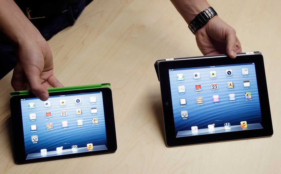 iPad Mini (vlevo) v porovnání s novým iPadem čtvrté generace