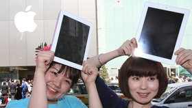 Máme ho! Číňanky se radují z vysněného iPadu  2