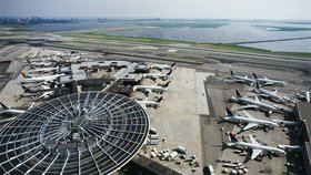 Zaměstnanec letiště JFK v New Yorku byl po krádeži dopaden.