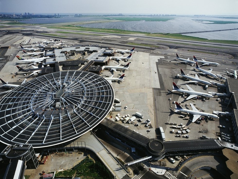 Zaměstnanec letiště JFK v New Yorku byl po krádeži dopaden.