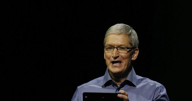 Tim Cook drží nový iPad Pro.