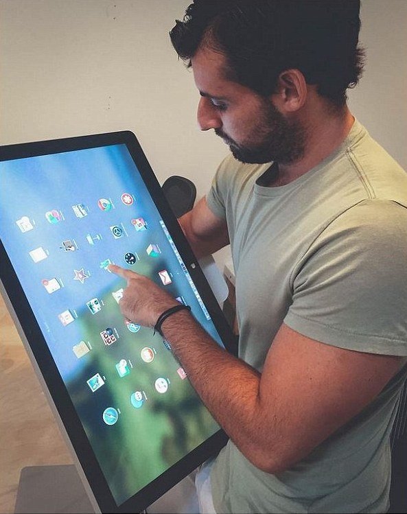 Lidé si na internetu utahují z velkých rozměrů nového iPadu Pro.
