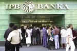 Fronta lidí před IPB. Banka zkrachovala před 15 lety.