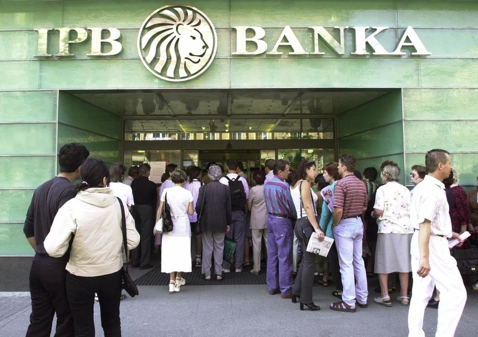 Fronta lidí před IPB. Banka zkrachovala před 16 lety.