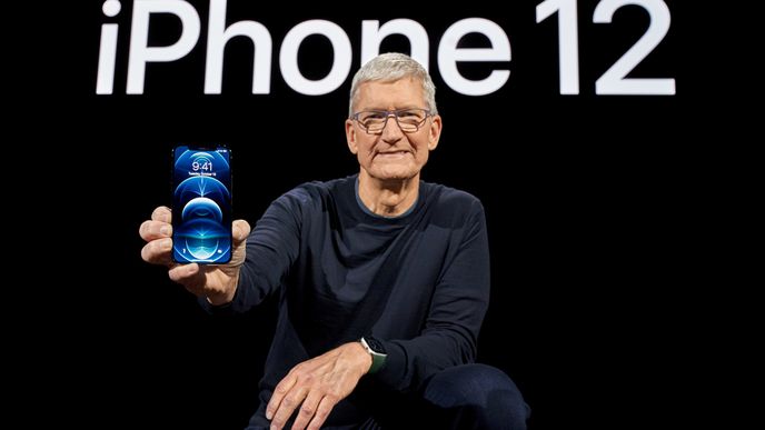 Šéf společnosti Apple Tim Cook představil novou generaci telefonů iPhone 12. Spotřebitelé kvůli nim odložili nákupy starších verzí.