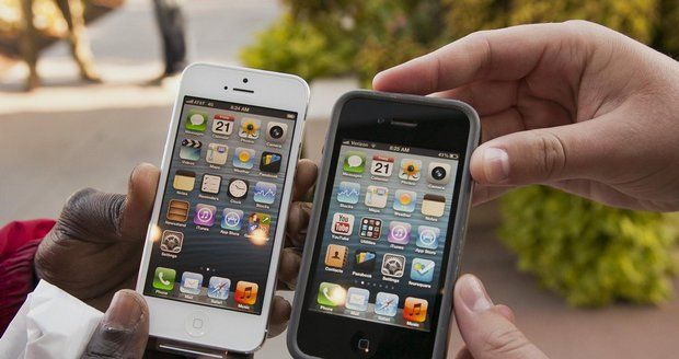 Apple čelí žalobám za „kazítka“ ve starších iPhonech. Schválně brzdí výkon