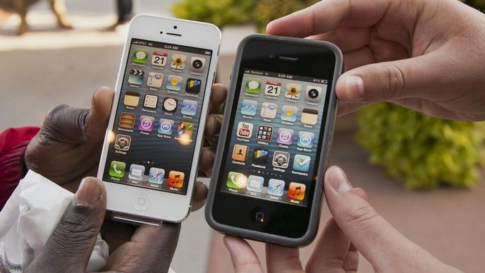 iPhone 5 vs  iPhone 4s (ilustrační foto)