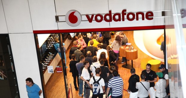 Fronty před ostravskou prodejnou Vodafonu při zahájení půlnočního prodeje