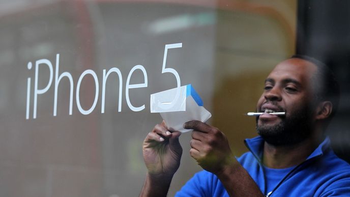 Na nový iPhone čekaly miliony příznivců značky Apple po celém světě.