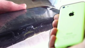 Čtrnáctileté studentce vzplál iPhone 5C v kapse, když byla ve škole.