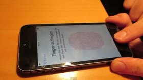 Hackeři prolomili ochranu iPhonu 5S: I čtečku otisků lze ošálit!