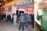 Zákazníci před pražskou prodejnou vytvořili zhruba dvousetmetrovou frontu, první majitel zlatého iPhonu 5S na něj čekal od půl páté ráno