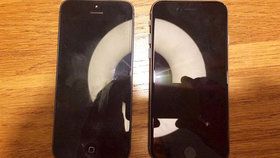 iPhone 5se (vpravo) vedle iPhonu 5.