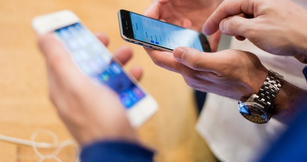 Na nový iPhone 7 se bude nejspíš tlačit o něco více. Na snímku iPhone 6 a iPhone 6 Plus.