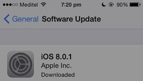 Po nainstalování operačního systému iOS 8.0.1 mají uživatelé nových iPhonů samé problémy.