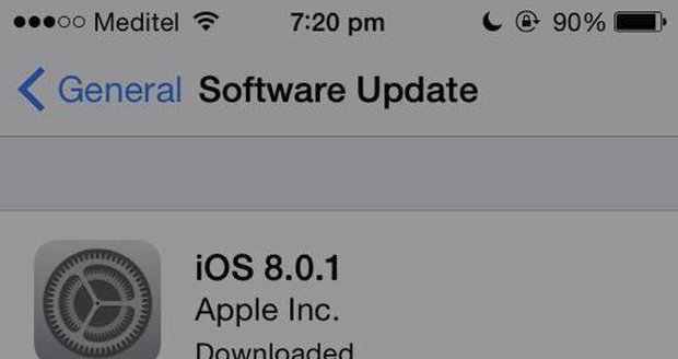 Po nainstalování operačního systému iOS 8.0.1 mají uživatelé nových iPhonů samé problémy.