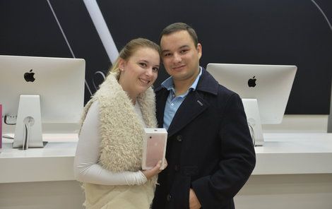 Studentka Lucie se svým přítelem byli první zákazníci, kteří si na Smíchově iPhone 7 koupili.