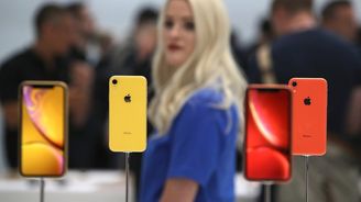 Feministky zuří, nový iPhone se jim nevejde do rukou. Žádají větší ruce nebo zmenšení iPhonu