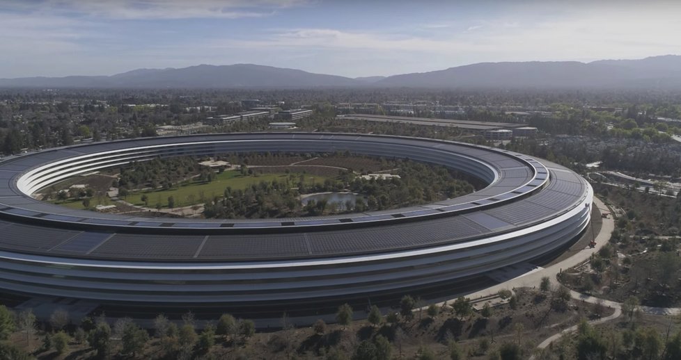 Apple Park je novým sídlem Applu. Jedná se o futuristickou budovu ve tvaru obřího prstence
