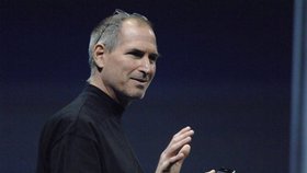 Původní iPhone představil v lednu 2007 Steve Jobs, telefon se na trhu objevil 29. června téhož roku
