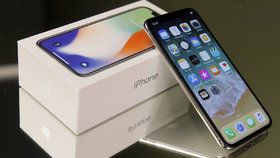 Šéfové úřadů si k Vánocům nadělili iPhone X.