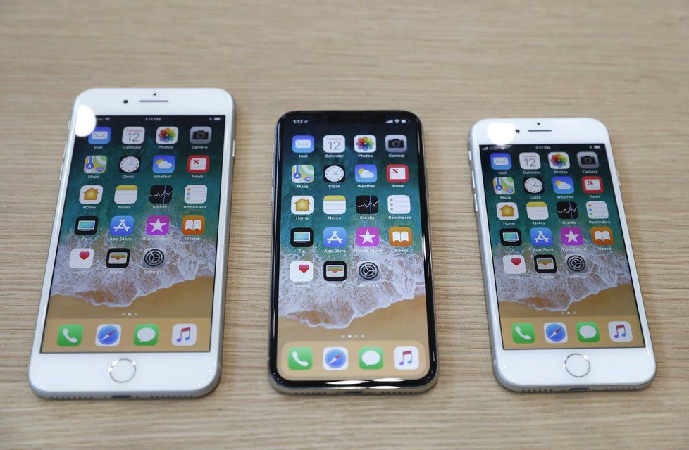 Zleva: iPhone 8 Plus, iPhone X, iPhone 8.