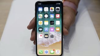 Apple zvýšil čtvrtletní zisk, prodej iPhonů předčil očekávání