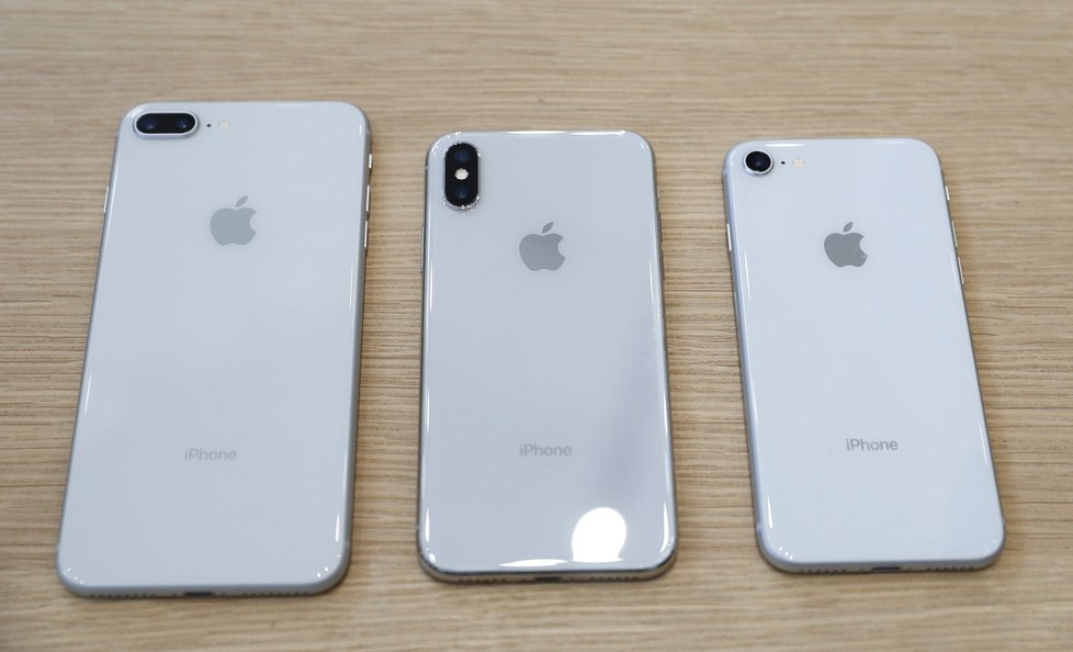 Zleva: iPhone 8 Plus, iPhone X, iPhone 8.