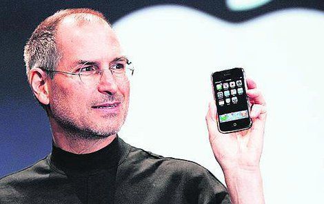 Steve Jobs (†56) představuje první iPhone.