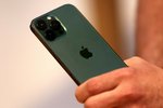 iPhone 13 v zelené barvě.
