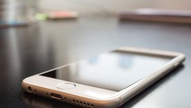 Apple předběžně souhlasí se zaplacením mimosoudního vyrovnání ve výši až 500 milionů dolarů (téměř 11,5 miliardy korun) v rámci soudního sporu, týkajícího se zpomalování starších telefonů iPhone. Firma byla viněna z toho, že tak činila bez vědomí zákazníků, když uvedla na trh nové modely, aby přiměla majitele k výměně telefonu nebo baterie.