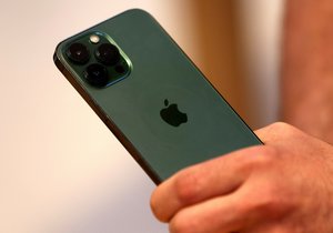 iPhone 13 v zelené barvě.