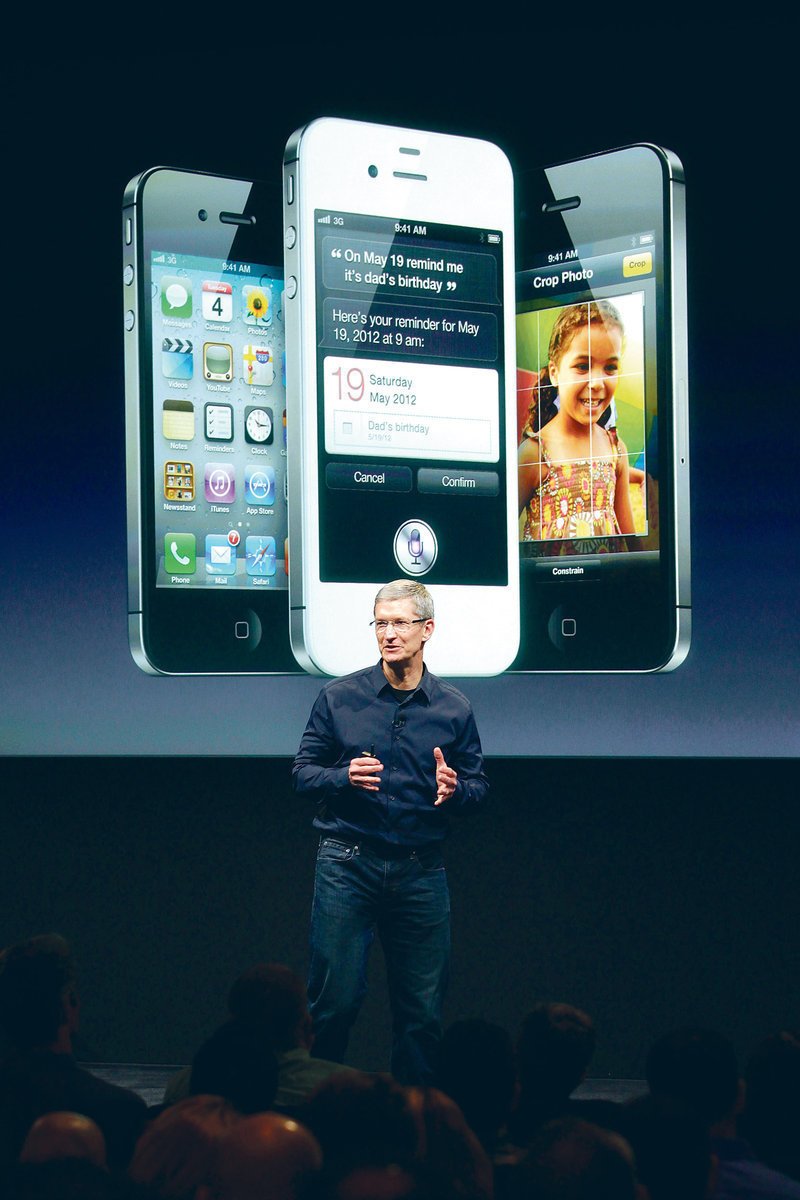 Tim Cook představil namísto očekávaného iPhonu 5 pouze vylepšenou verzi staršího modelu. Bývalý šéf společnosti Steve Jobs se kvůli zdravotním problémům na akci neukázal.