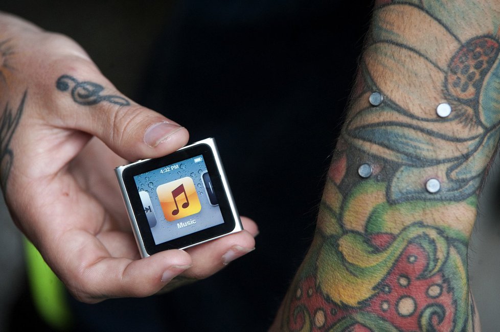 Na ruce drží iPod Nano díky čtyřem magnetickým piercingům