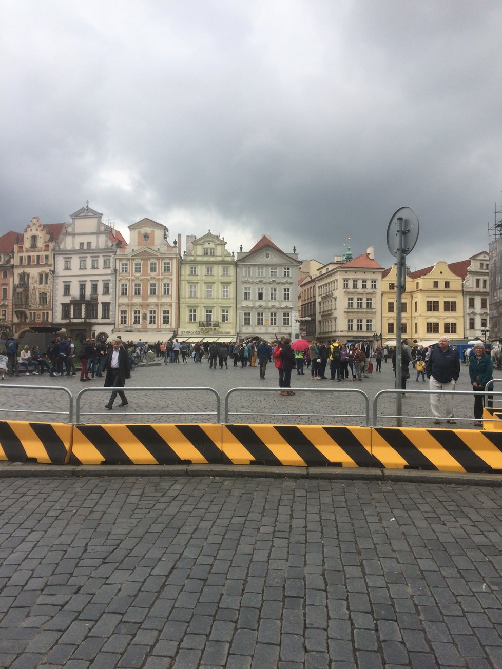 na staroměstském zábradlí jsou dočasné protiteroristické zábrany umístěny na neurčito