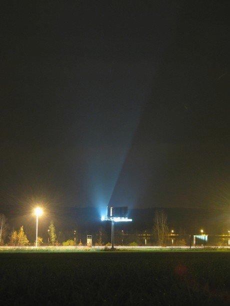 do přírody a do nebe často svítí pouliční lampy, billboardy, fasády obchodních center a skladů nebo i nasvětlené památky, v praze vidíme cca 100x méně hvězd než např. na Šumavě